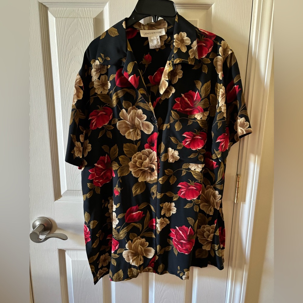 Jones New York size 10 silk blouse with side slits in black & red print